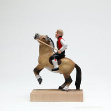 Last inn bildet i Galleri-visningsprogrammet, Gutt på hest som steiler
